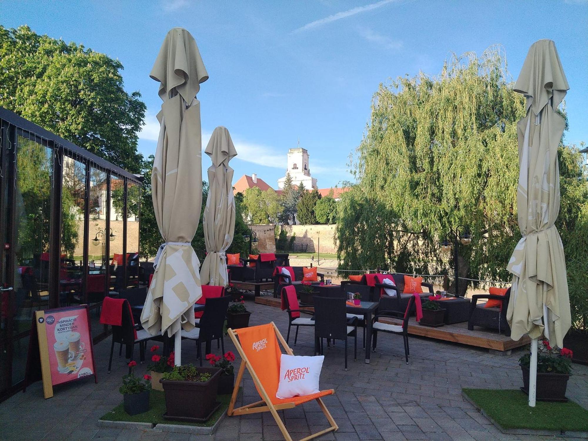 Arany Szarvas Fogadó és Captain Drakes Pub Győr Extérieur photo