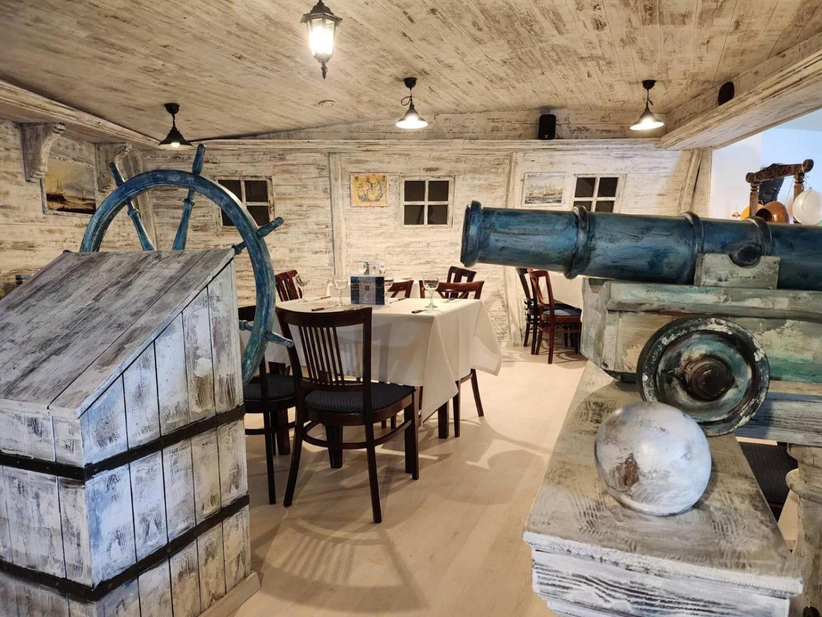 Arany Szarvas Fogadó és Captain Drakes Pub Győr Extérieur photo