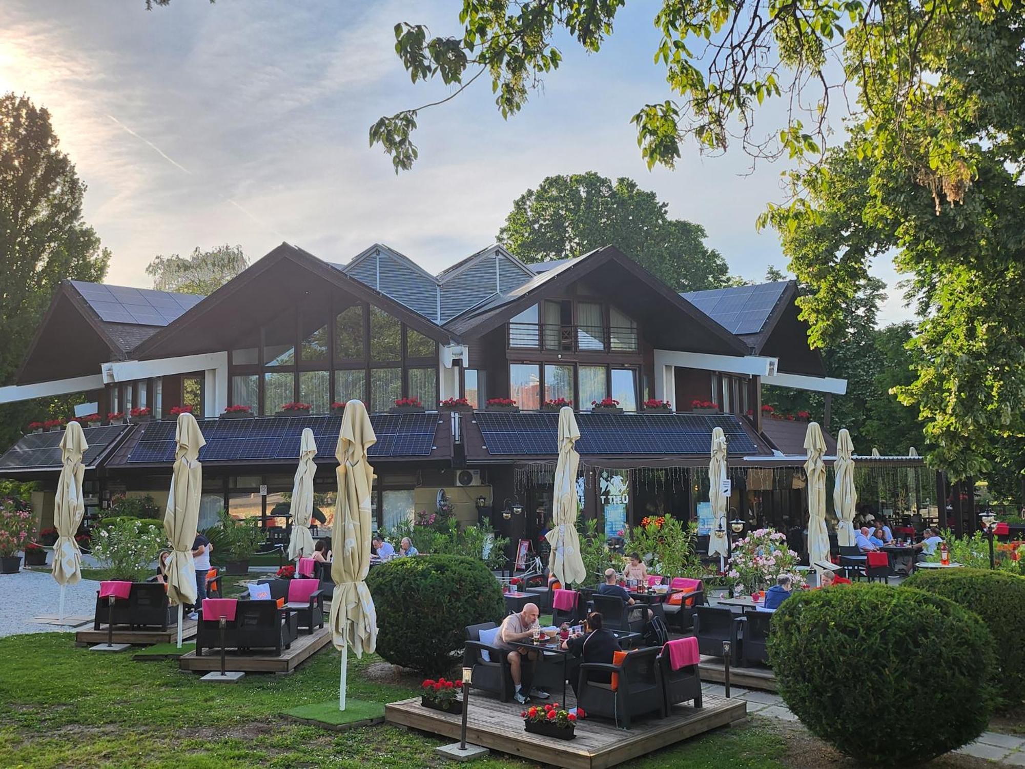 Arany Szarvas Fogadó és Captain Drakes Pub Győr Extérieur photo